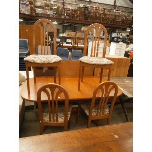 632 - Large extending dining table with 4 x matching chairs