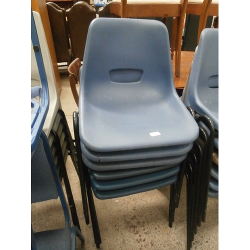 646 - 6 x assorted stacking chairs