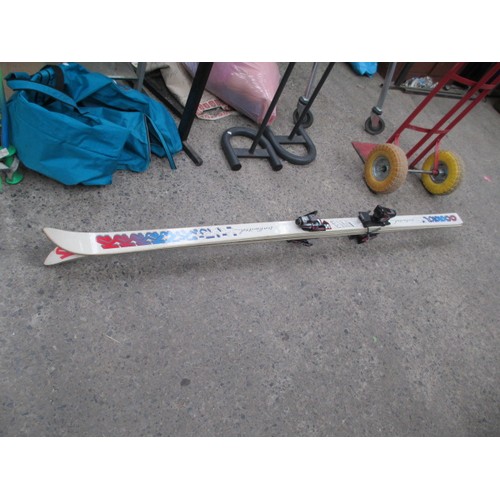 389 - Lot inc skis and ski poles