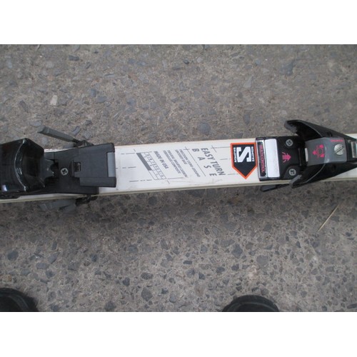 389 - Lot inc skis and ski poles