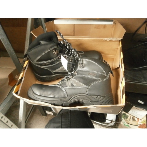 23 - WorkWear size 8 safety boots