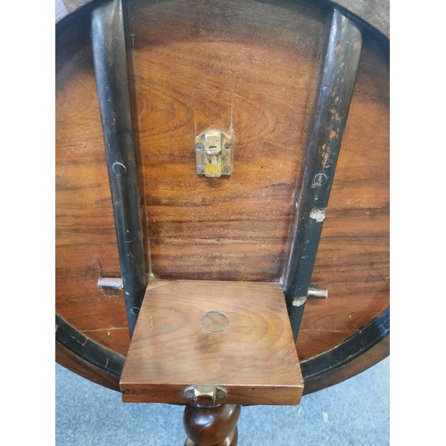 1 - 19th Century marquetry and inlaid games table. In beautiful condition with inlaid maple on satinwood... 