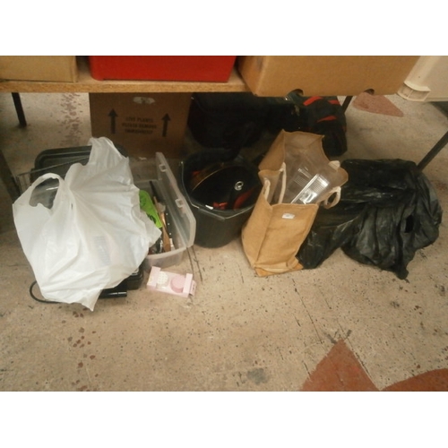 165 - Lot inc pans, toaster, baking trays, kitchen utensils, etc