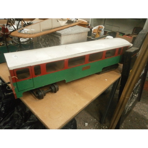 288 - Wooden train carriage, 35