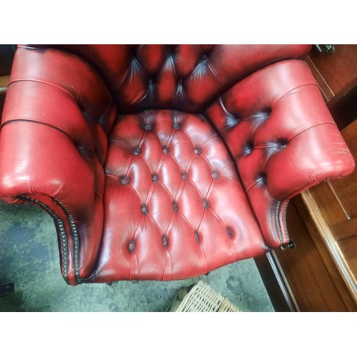 706 - Red leather chesterfield buttoned directors chair in very good condition