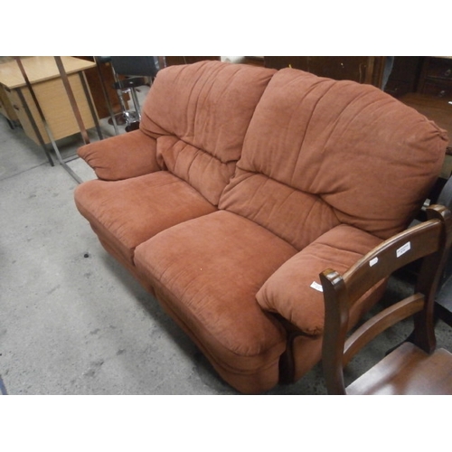 673 - Large cushioned 2 seater settee