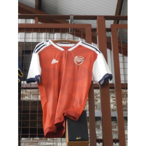 195 - Old Arsenal FC replica football shirt, adult size L