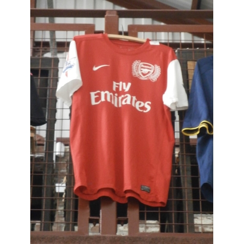 197 - Old Arsenal FC replica football shirt, adult size L