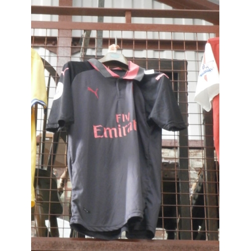 198 - Old Arsenal FC replica football shirt, adult size L