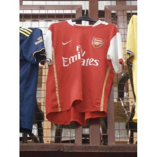 200 - Old Arsenal FC replica football shirt, adult size L