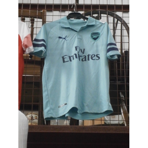 204 - Old Arsenal FC replica football shirt, adult size M