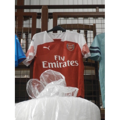 205 - Old Arsenal FC replica football shirt, adult size M