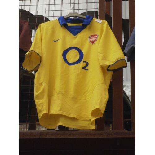 214 - Old Arsenal FC replica football shirt, adult size L