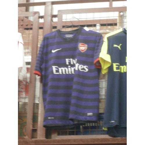 219 - Old Arsenal FC replica football shirt, adult size L