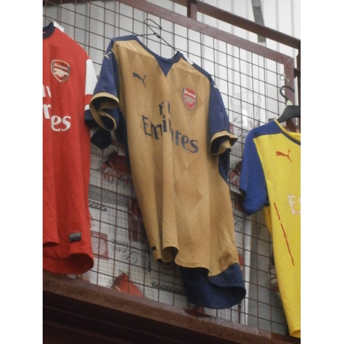 223 - Old Arsenal FC replica football shirt, adult size M