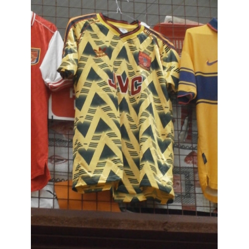 226 - Old Arsenal FC replica football shirt, adult size M