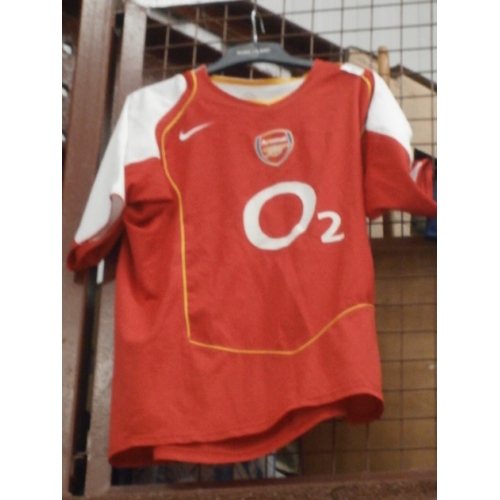 231 - Old Arsenal FC replica football shirt, adult size L