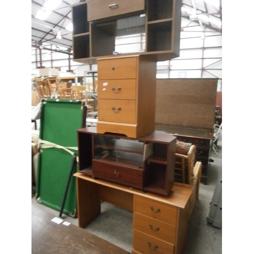 667 - 4 x items including 3 drawer desk/dressing table