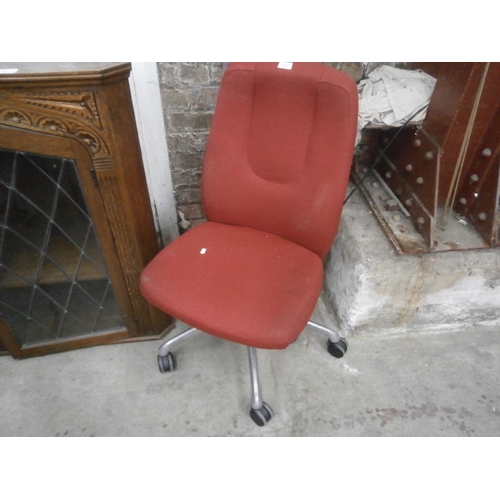 671 - Upholstered swivel office chair