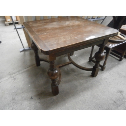 672 - Antique bulbous legged draw leaf dining table