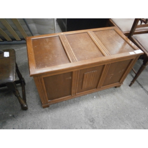 674 - Vintage lift top storage box