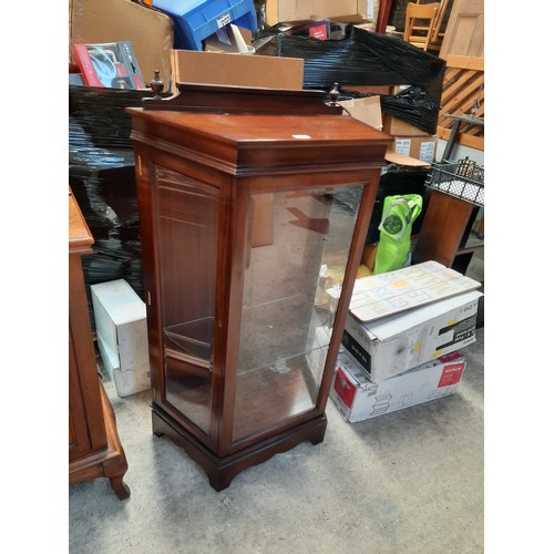 689 - Mahogany display cabinet with bevel edge glass and double side doors (only one shelf)