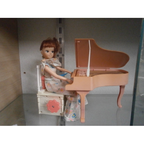 366 - Retro musical Tomy girl playing piano toy