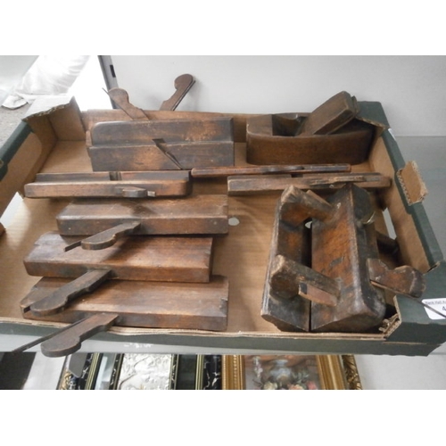 401 - Box of vintage wood planes