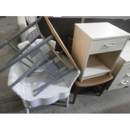 636 - 5 x items including small tables and a dining chair