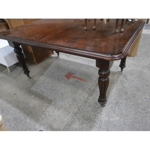 699 - Large vintage mahogany dining table on bulbous reeded legs