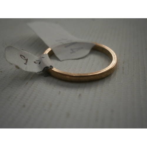 352 - 9ct gold ring, weight 1.4 grams