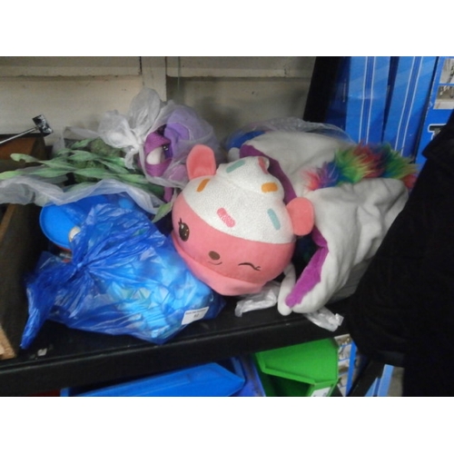 92 - Lot inc soft toys, stationary, kids jewellery, etc