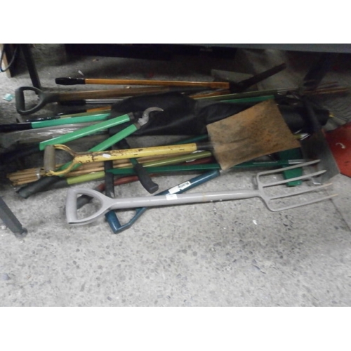 267 - Collection of garden tools