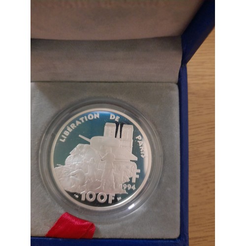 221 - French silver proof 100 Franc coin struck by the French mint featuring the liberation of Paris with ... 