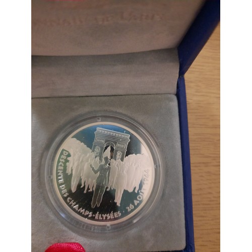 221 - French silver proof 100 Franc coin struck by the French mint featuring the liberation of Paris with ... 