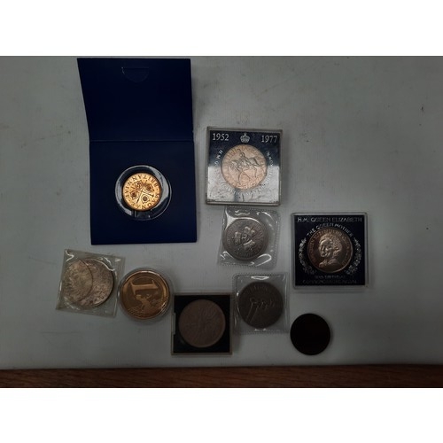 255 - 9 various coins inc the Queen mother 90th birthday medal , Queen Elizabeth II silver jubilee crown e... 