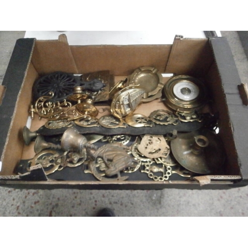 492 - Box of assorted brass items