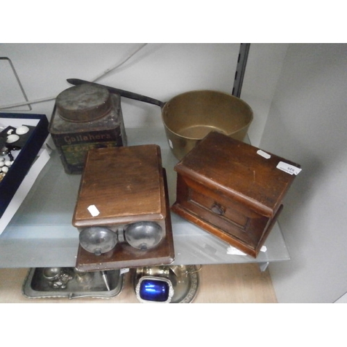 525 - Lot inc vintage brass pot, old bell, money box and vintage tin