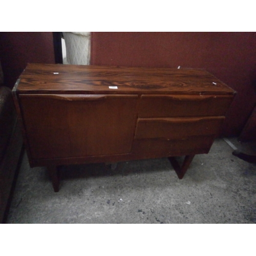 612 - Small 3 drawer sideboard