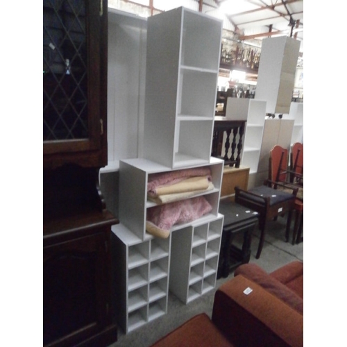 639 - 5 x assorted white open shelf stands