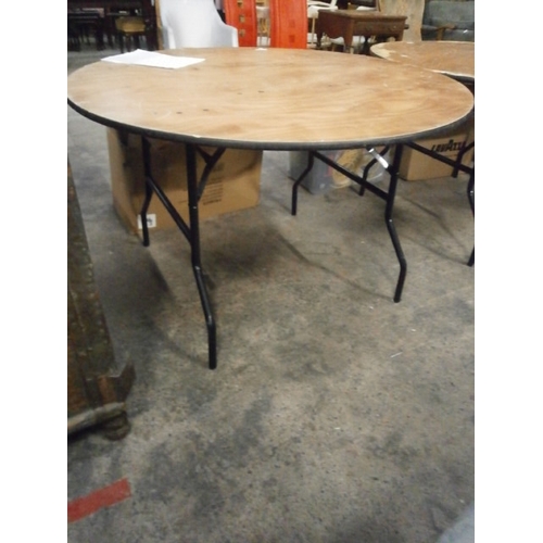 666 - 4ft diameter function table on folding metal frame