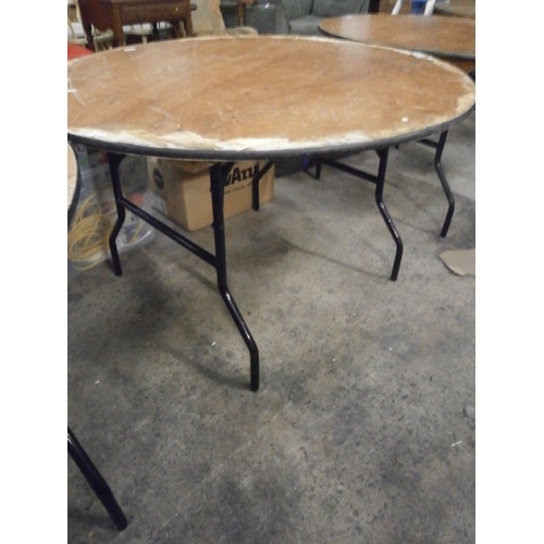 667 - 4ft diameter function table on folding metal frame