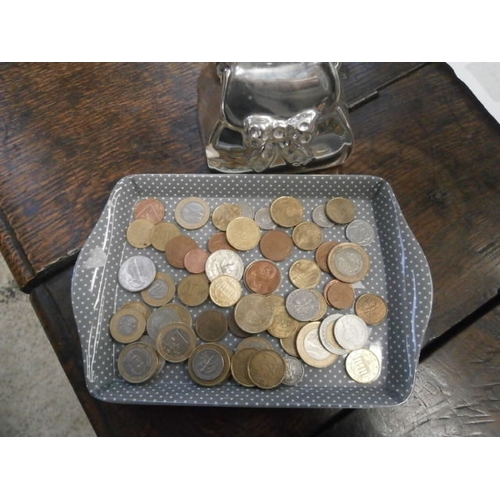 569 - Tray of various coins with small money box