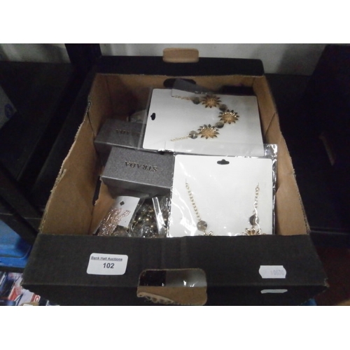 102 - Box of jewellery pieces