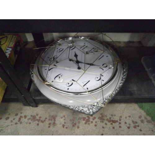 106 - Lot inc clock, mirror, photo display