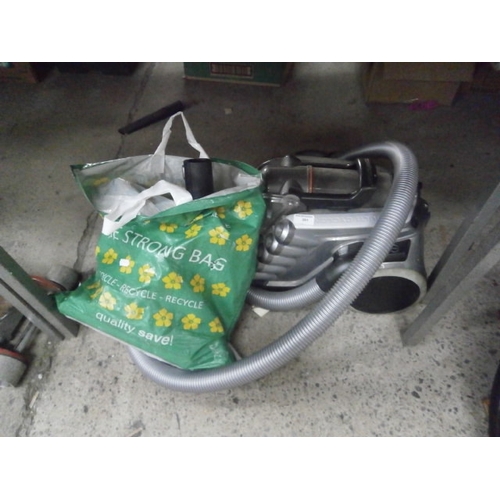 201 - Compact vacuum cleaner with attachments