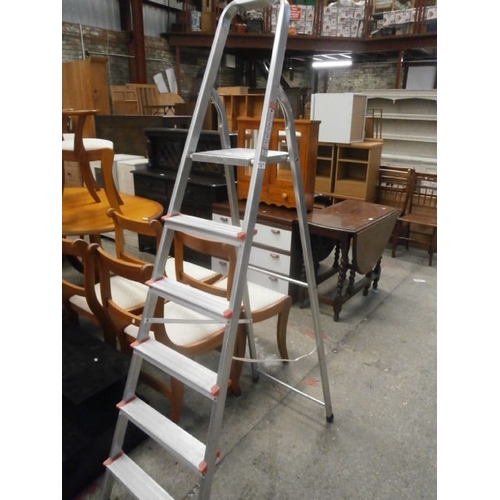 600 - Set of aluminium step ladders