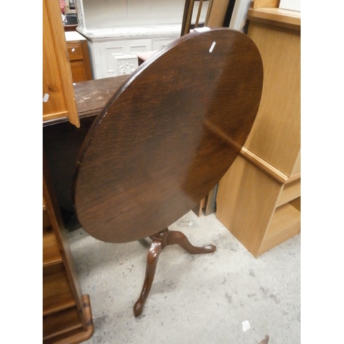 666 - An antique circular tilt top tripod table