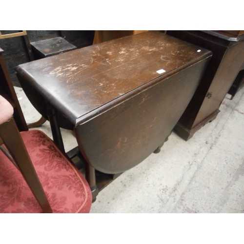 671 - A large vintage gate leg dining table