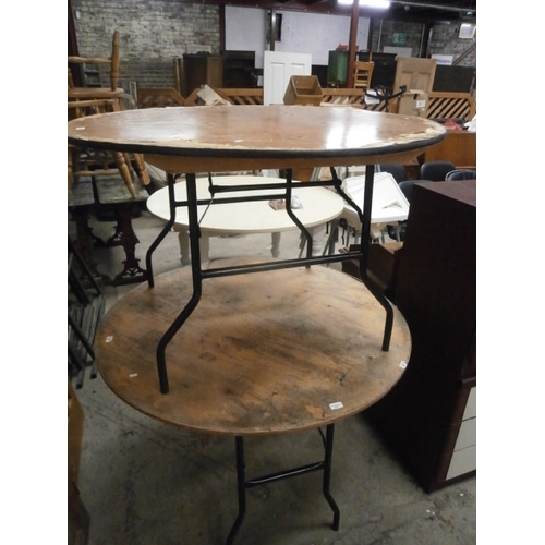 678 - 2 x circular folding function/work tables